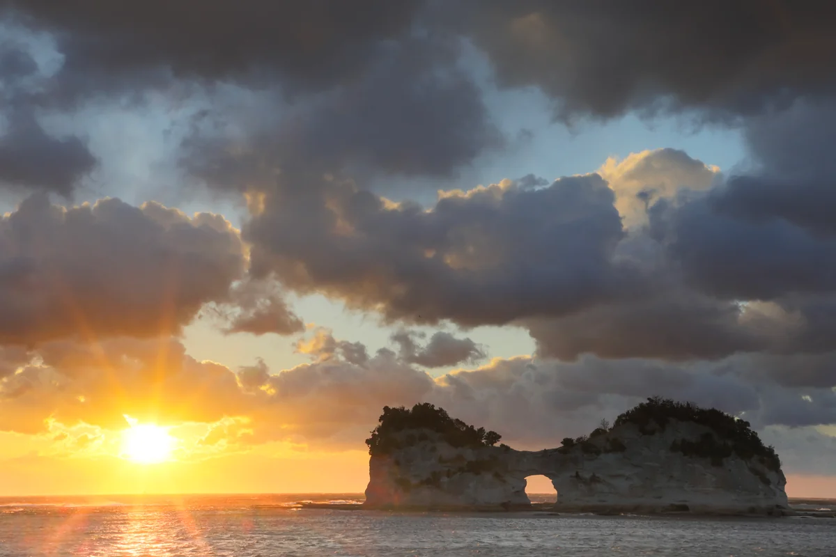 投稿写真：冬の円月島に沈む夕陽