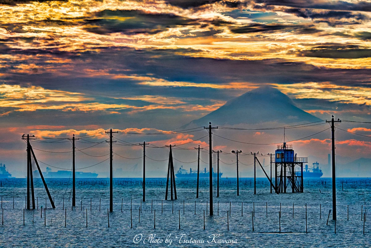 投稿写真：たそがれ雲纏う、干潟の影富士