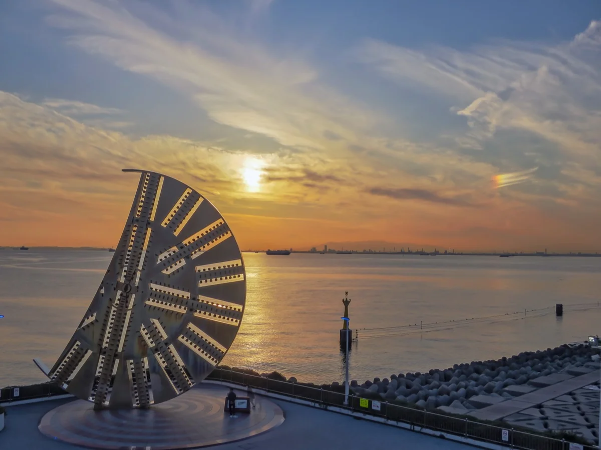 投稿写真：アクアトンネル掘削カッターと幻日