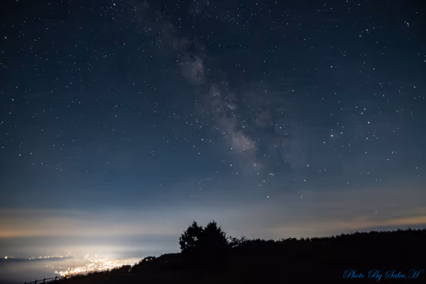 投稿：諏訪湖の夜景と天の川