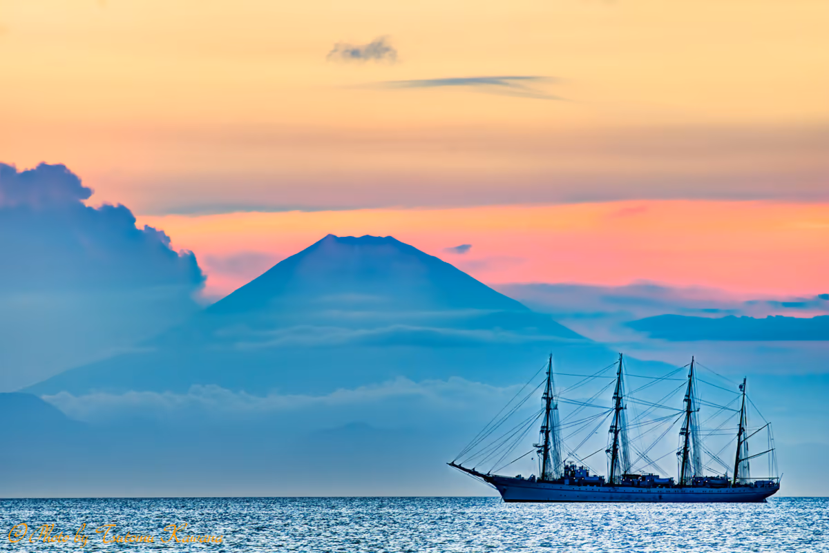 投稿写真：夕富士黄昏行く海辺に見ゆ海王丸