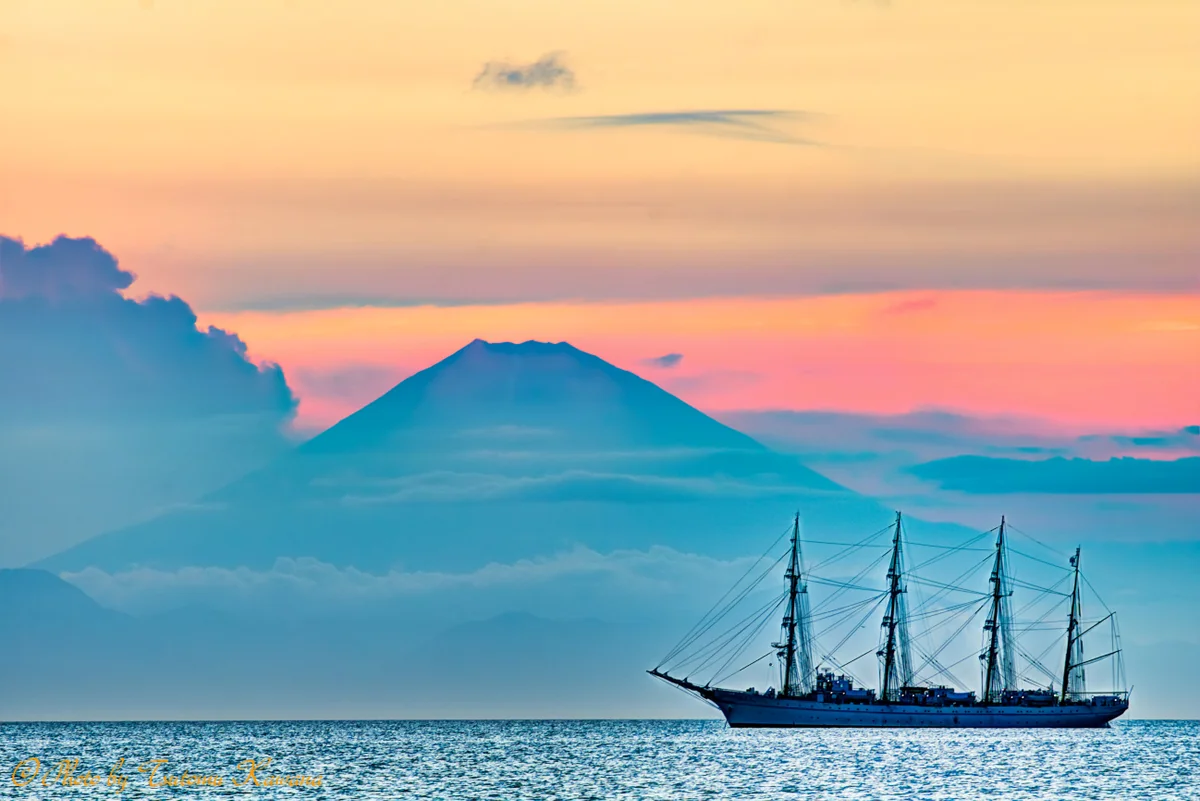 投稿写真：夕富士黄昏行く海辺に見ゆ海王丸