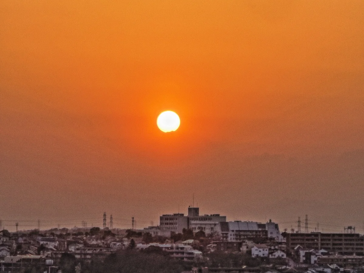 投稿写真：春霞の中のダイヤモンド富士の始まり