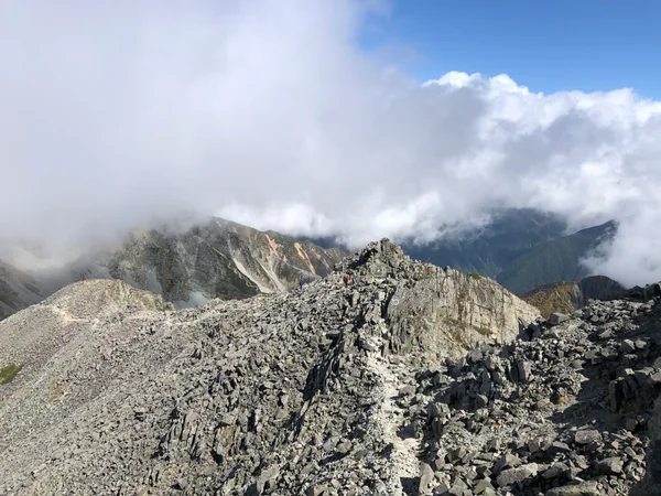 投稿：奥穂高岳の頂上へ続く稜線