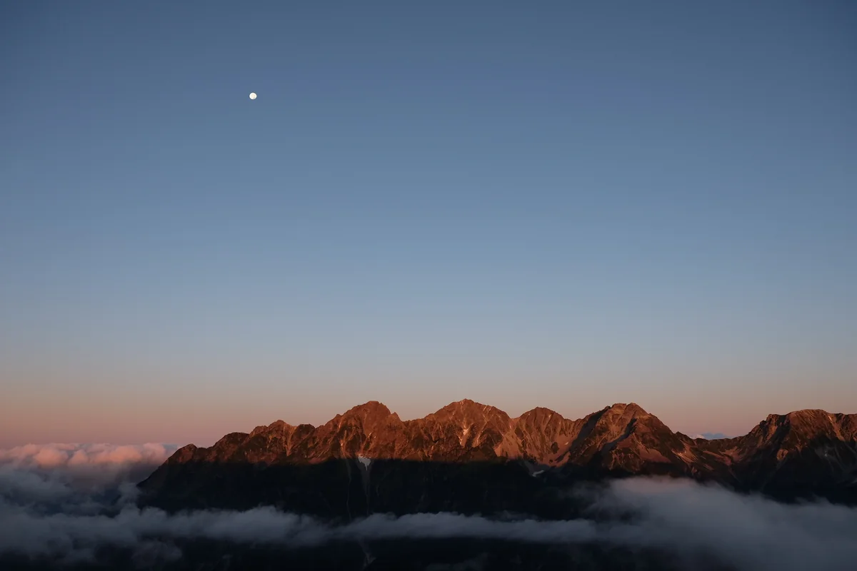 投稿写真：モルゲンロートの穂高連峰と月