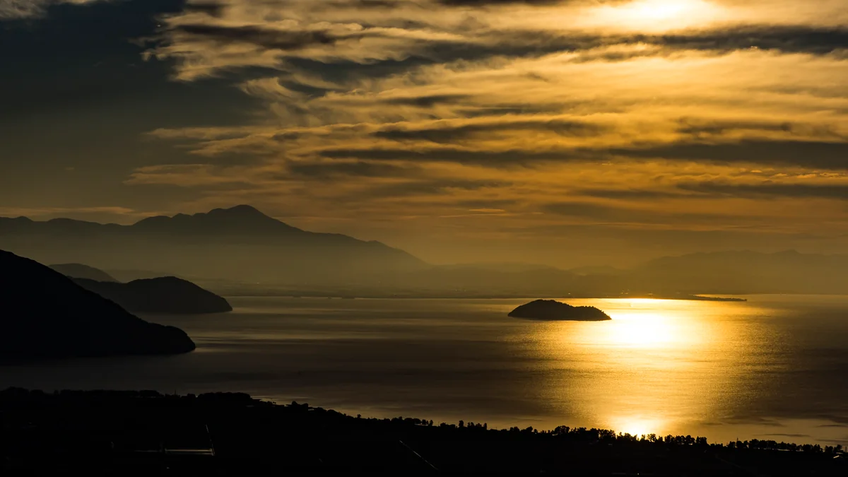 投稿写真：黄金に輝く琵琶湖、そして霊峰伊吹