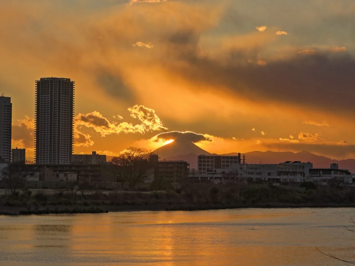 投稿写真：夕日に染まる雲と富士山
