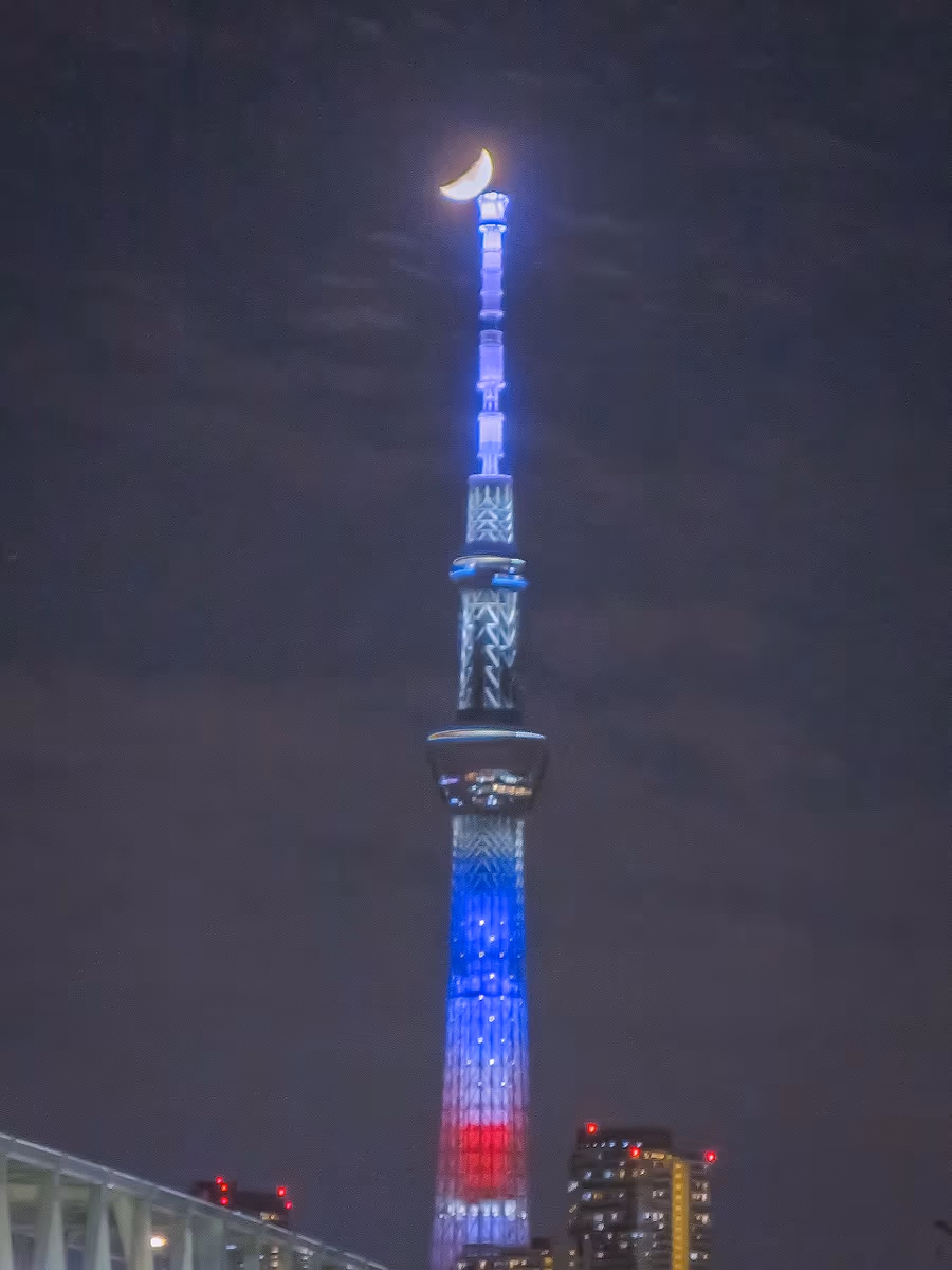 投稿写真：星条旗イメージのスカイツリーにキッスする八日月