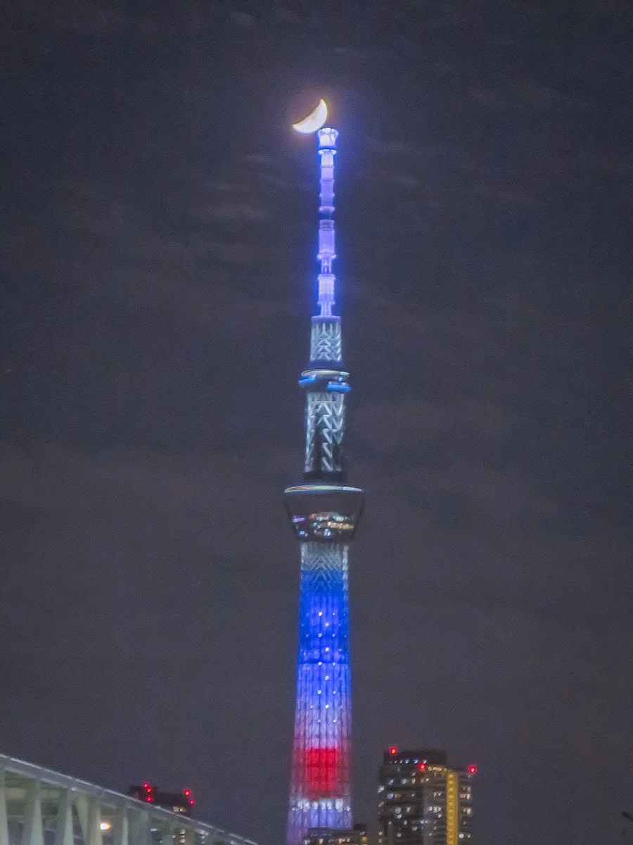 投稿写真：星条旗イメージのスカイツリーにキッスする八日月