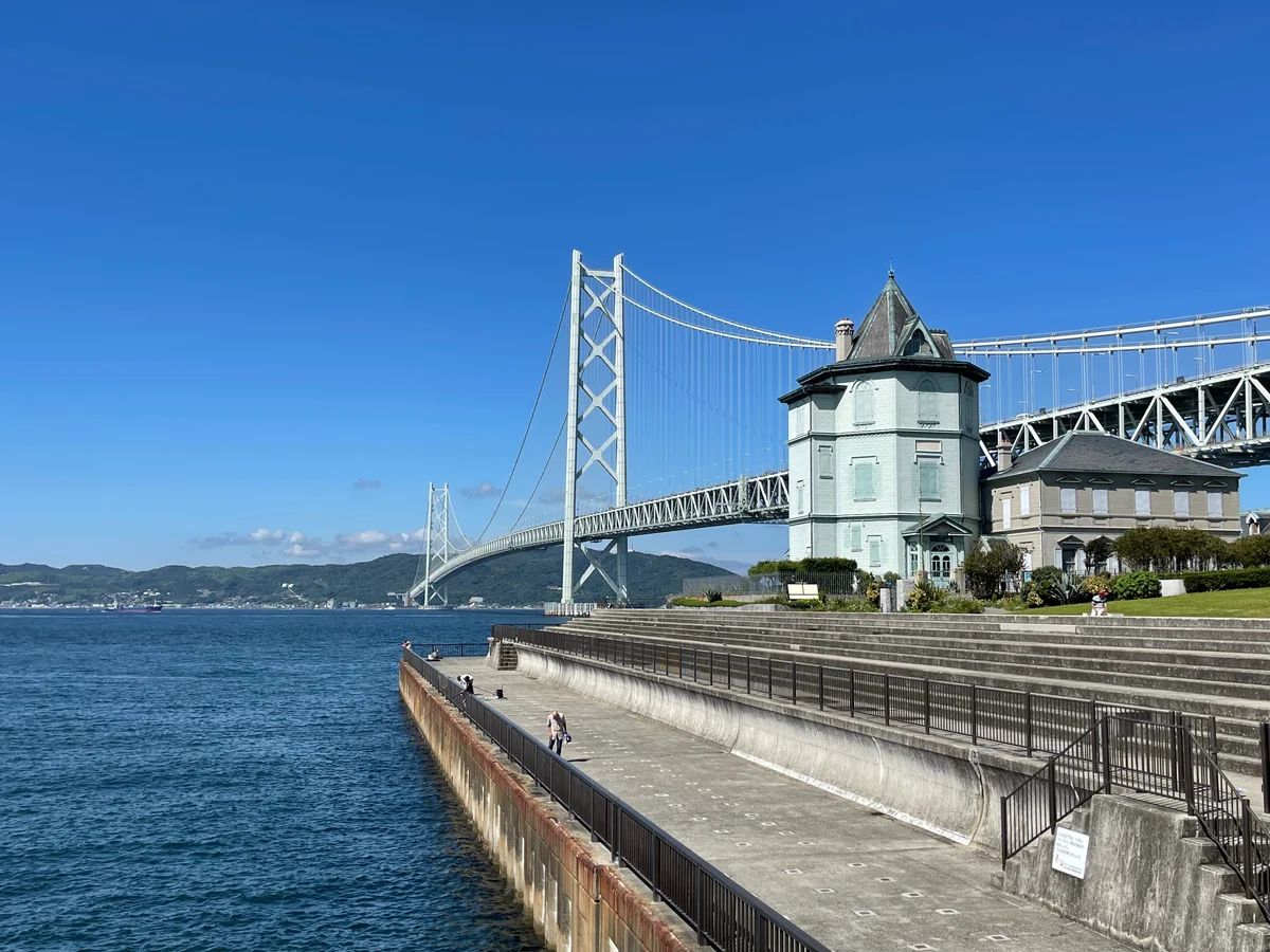 投稿写真：明石海峡大橋と移情閣