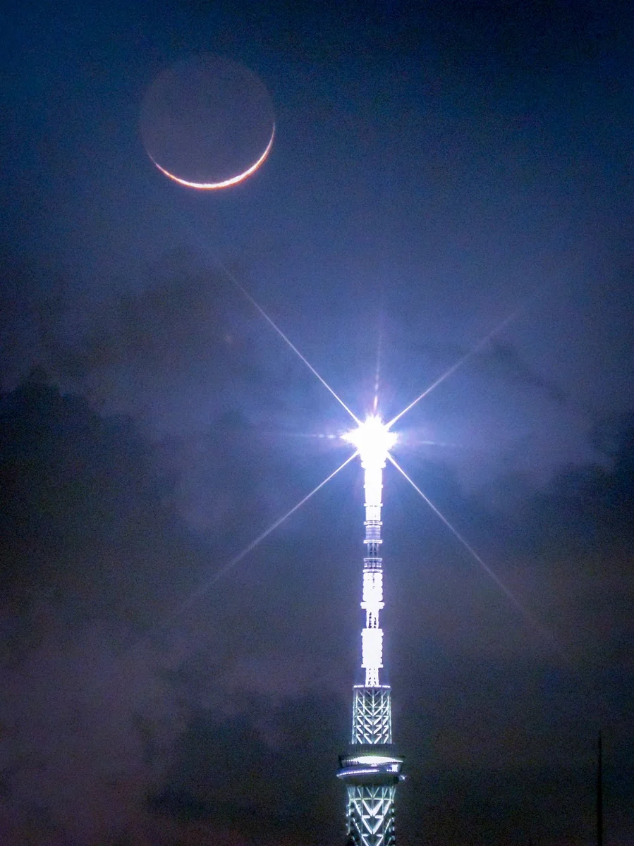 投稿写真：地球照付二日月とスカイツリー