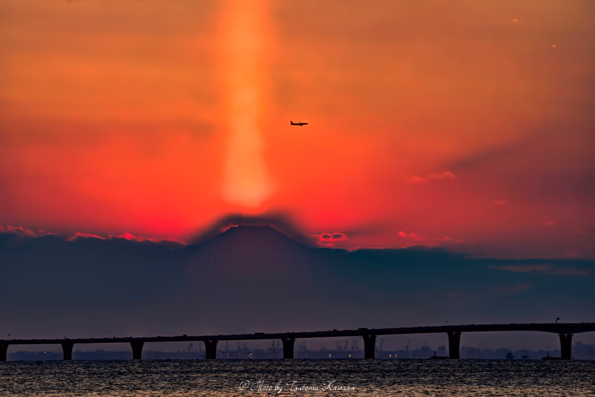 投稿写真：天空に伸び輝ける日輪の光柱。