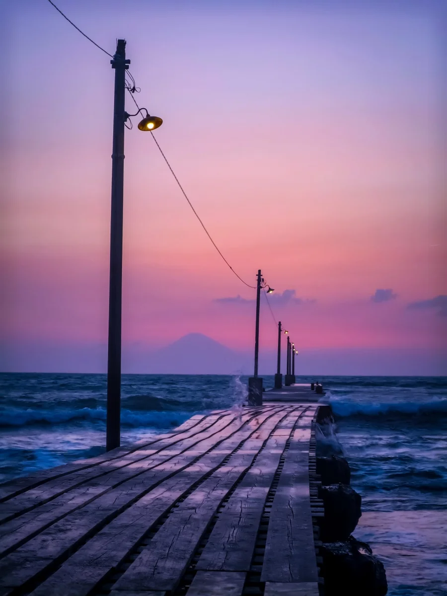 投稿写真：裸電球の灯る桟橋と夕富士
