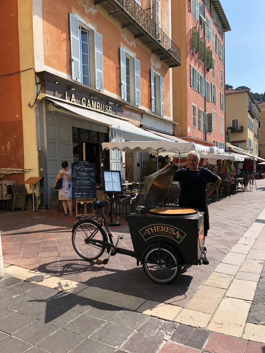 投稿写真：soccaを配達するおじさん