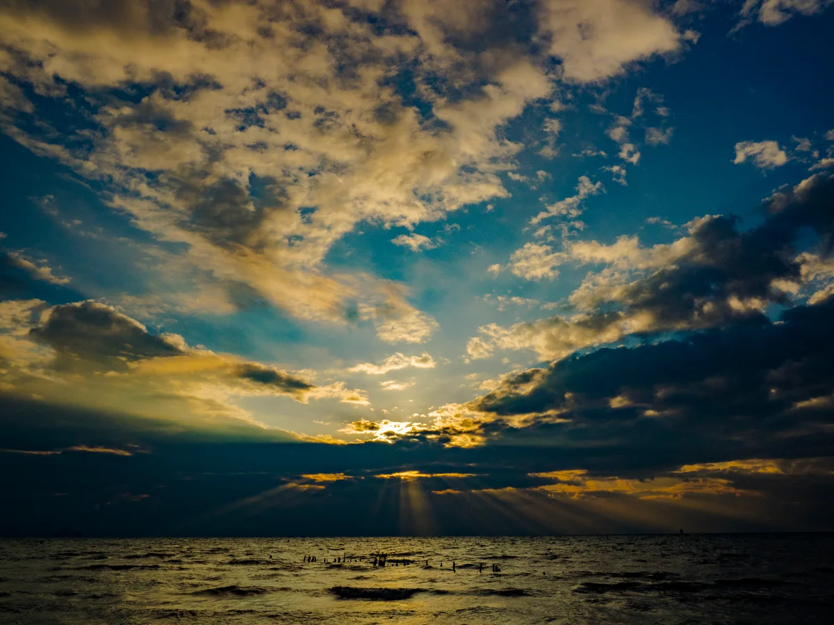 投稿写真：蒼天湖畔の光芒