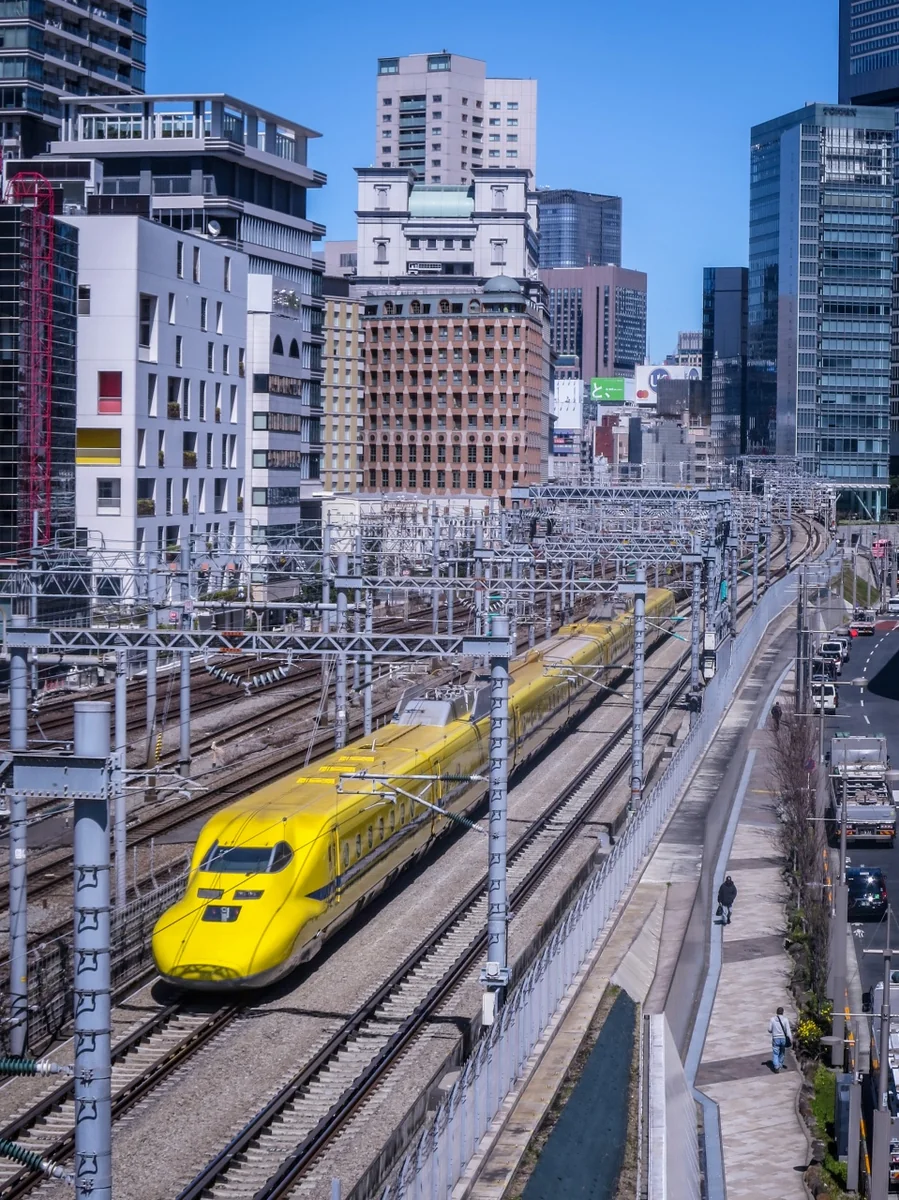 投稿写真：青空の下東京駅に向かう回送ドクターイエロー