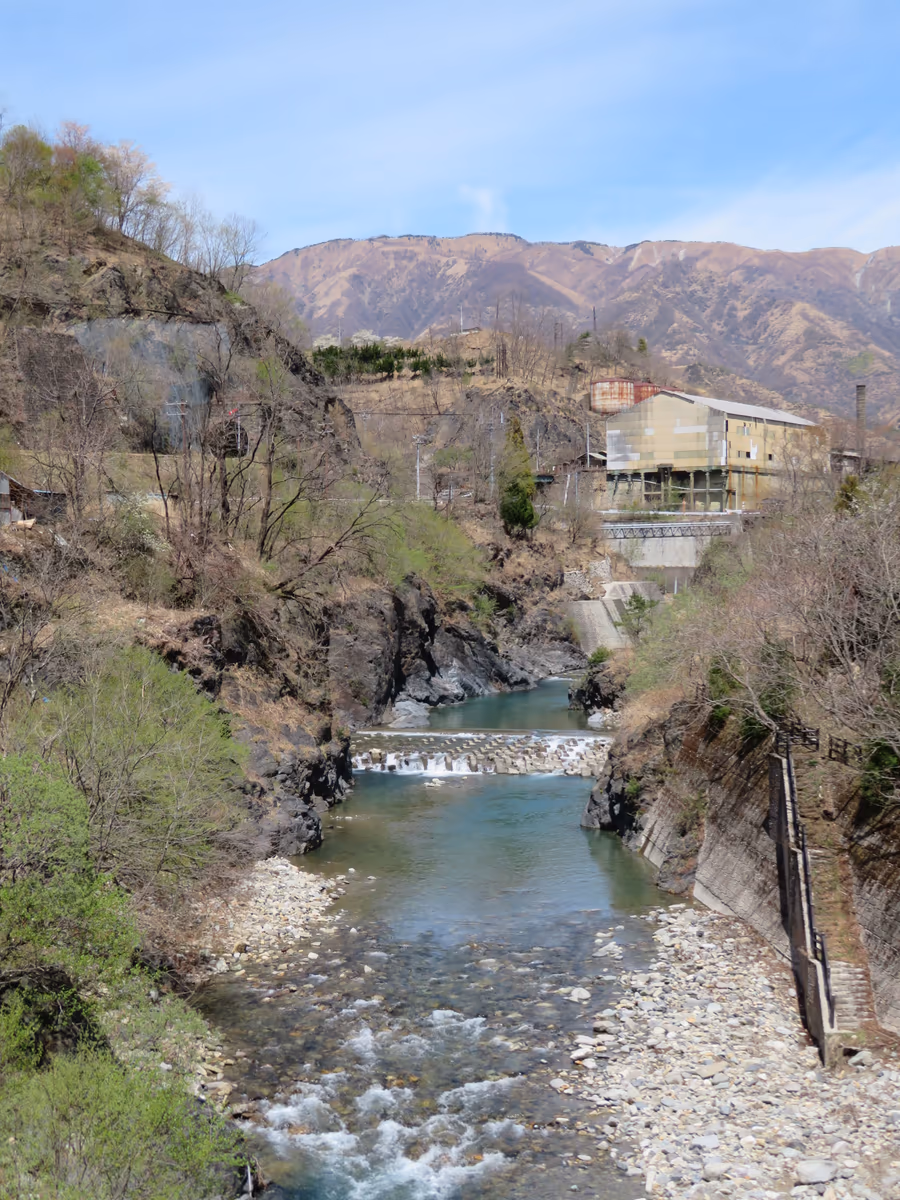 投稿写真：『遠方から望む足尾本山駅』／南橋