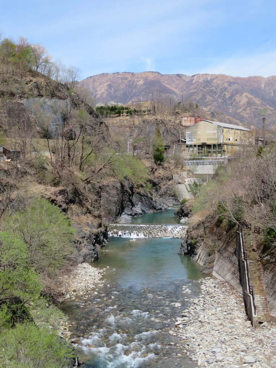 投稿写真：『遠方から望む足尾本山駅』／南橋