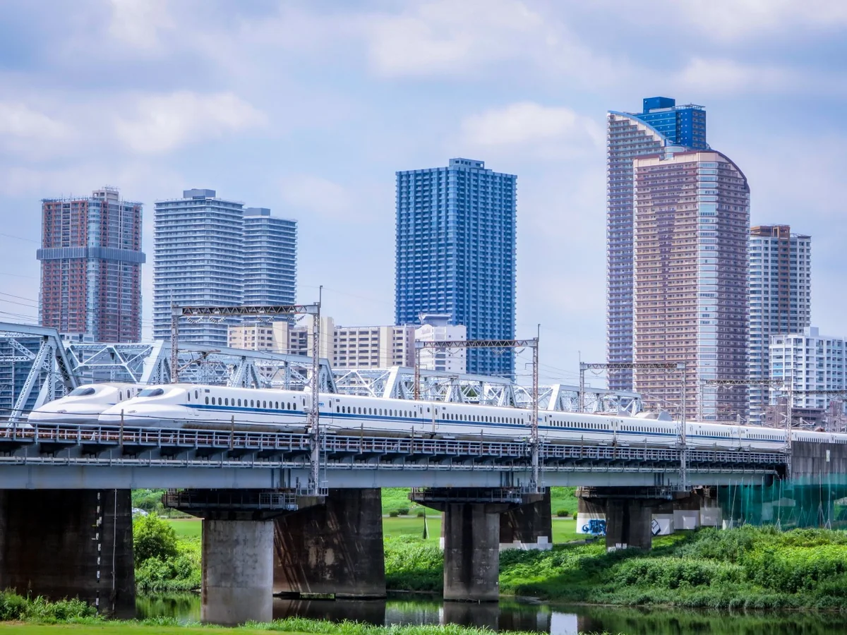 投稿写真：白い新幹線のすれ違い