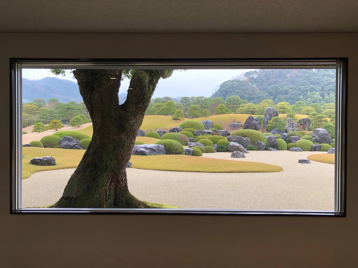 投稿写真：足立美術館の主庭園「枯山水庭」窓を額縁に見立てて