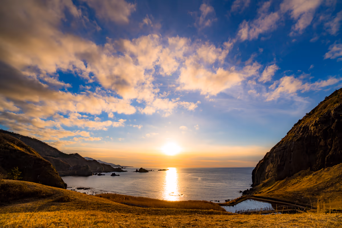 投稿写真：日本三大巨岩のひとつ大野亀から眺める夕日