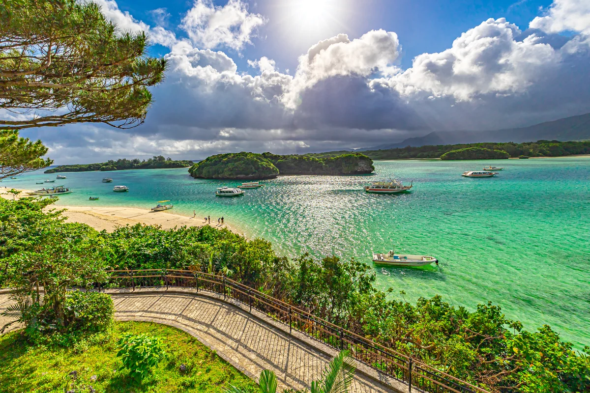 投稿写真：朝日で煌めくエメラルドグリーンの水面