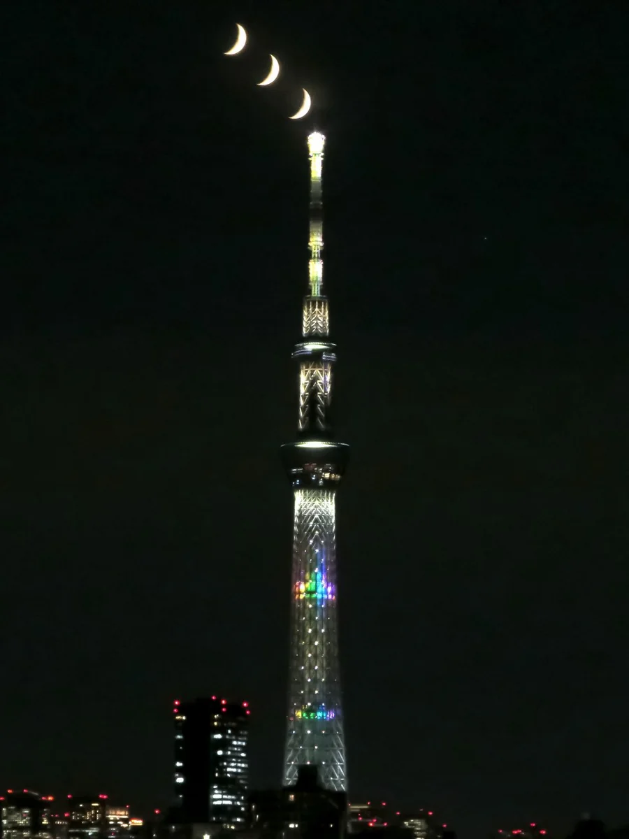 投稿写真：スカイツリー目指して沈む六日月