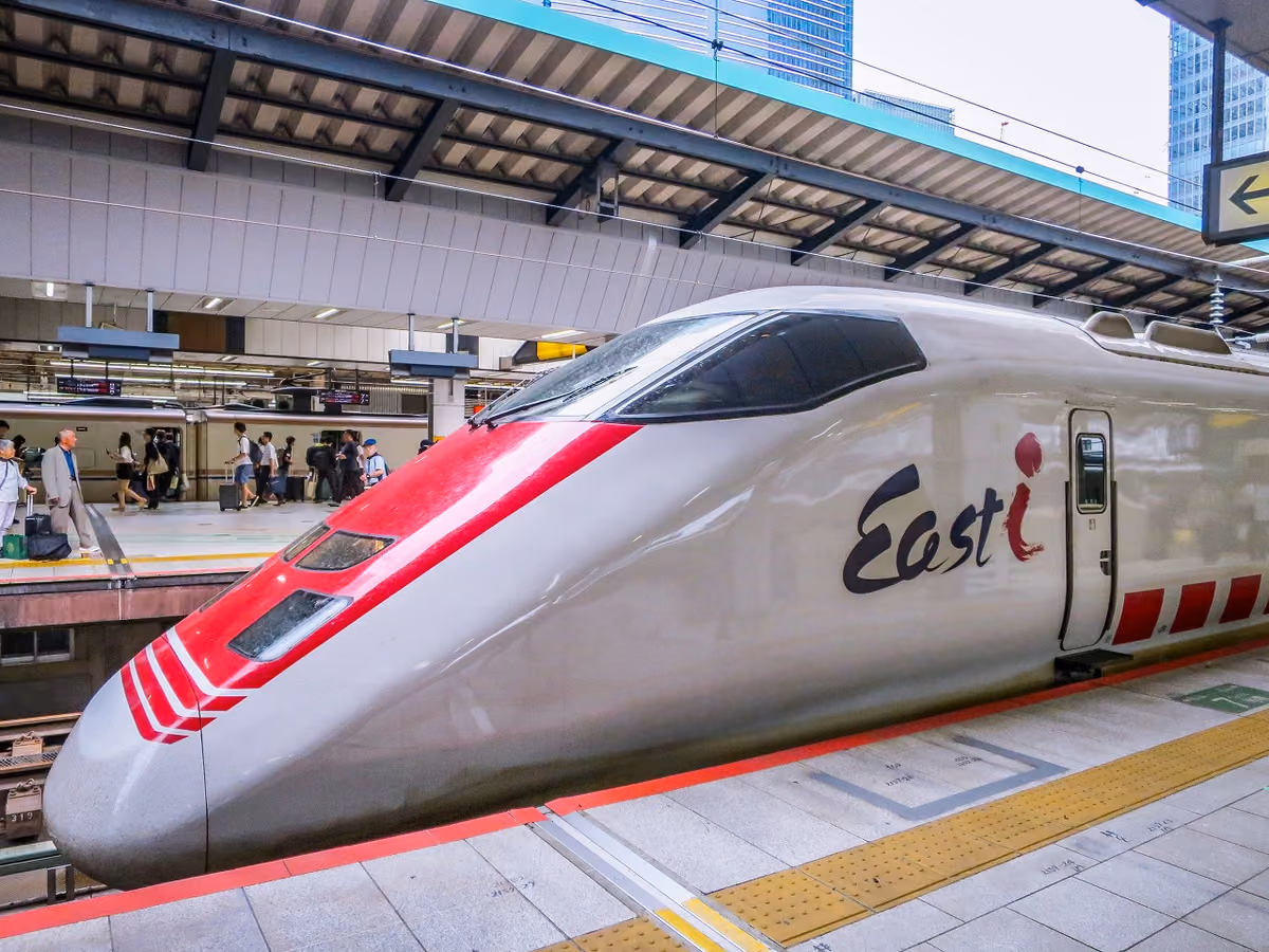 投稿写真：東京駅に停車中のイーストアイ②
