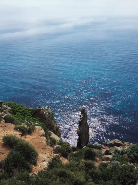 投稿：天売島の赤岩