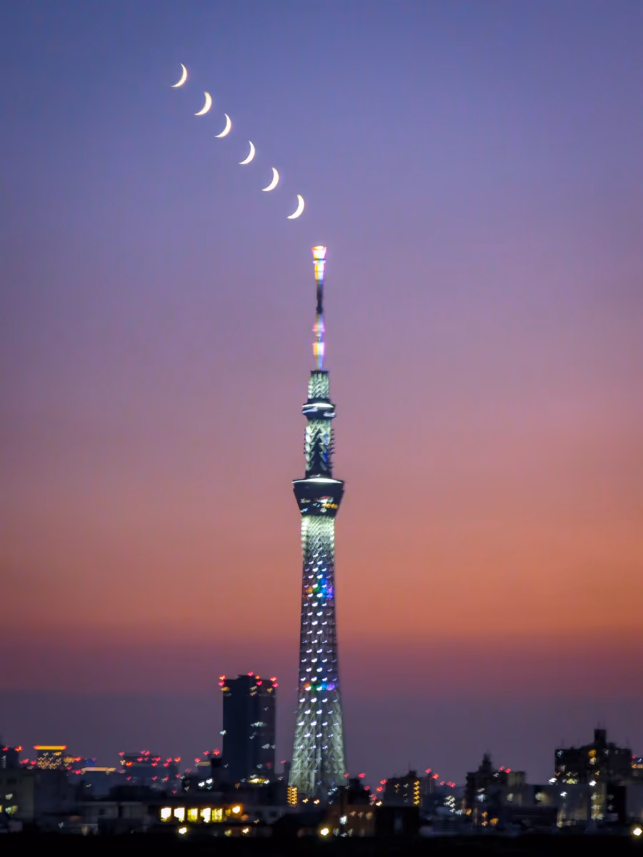 投稿写真：スカイツリーに沈み行く五日月