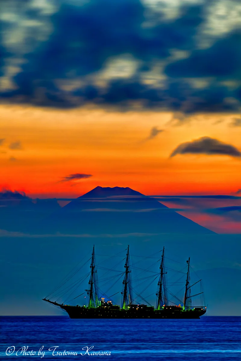 投稿写真：夕富士聳える海原に休む、海王丸