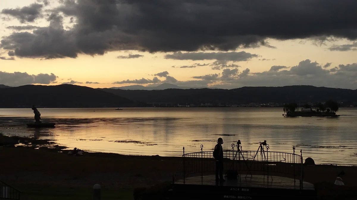 投稿写真：夕暮れの諏訪湖　待ち切れない花火大会