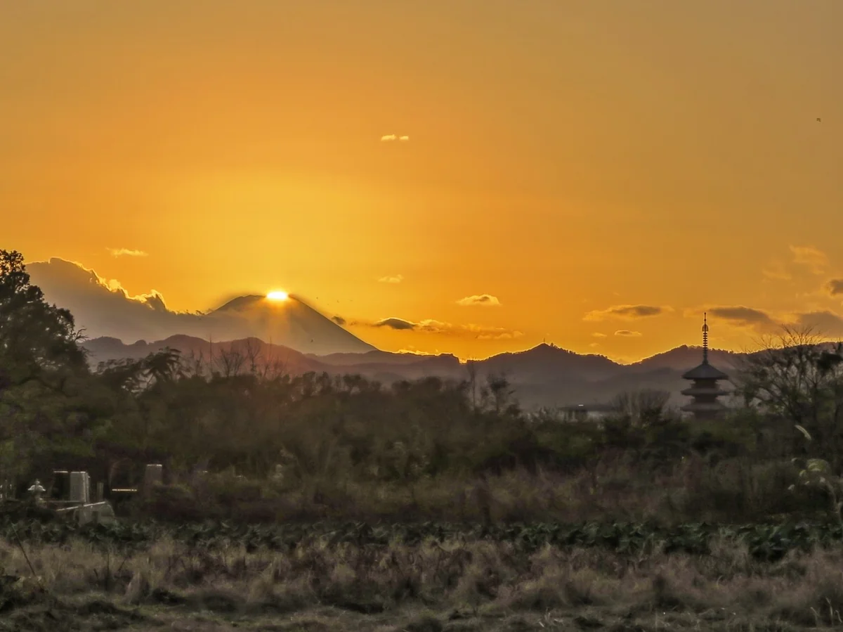 投稿写真：ダイヤモンド富士最後の輝きと五重塔
