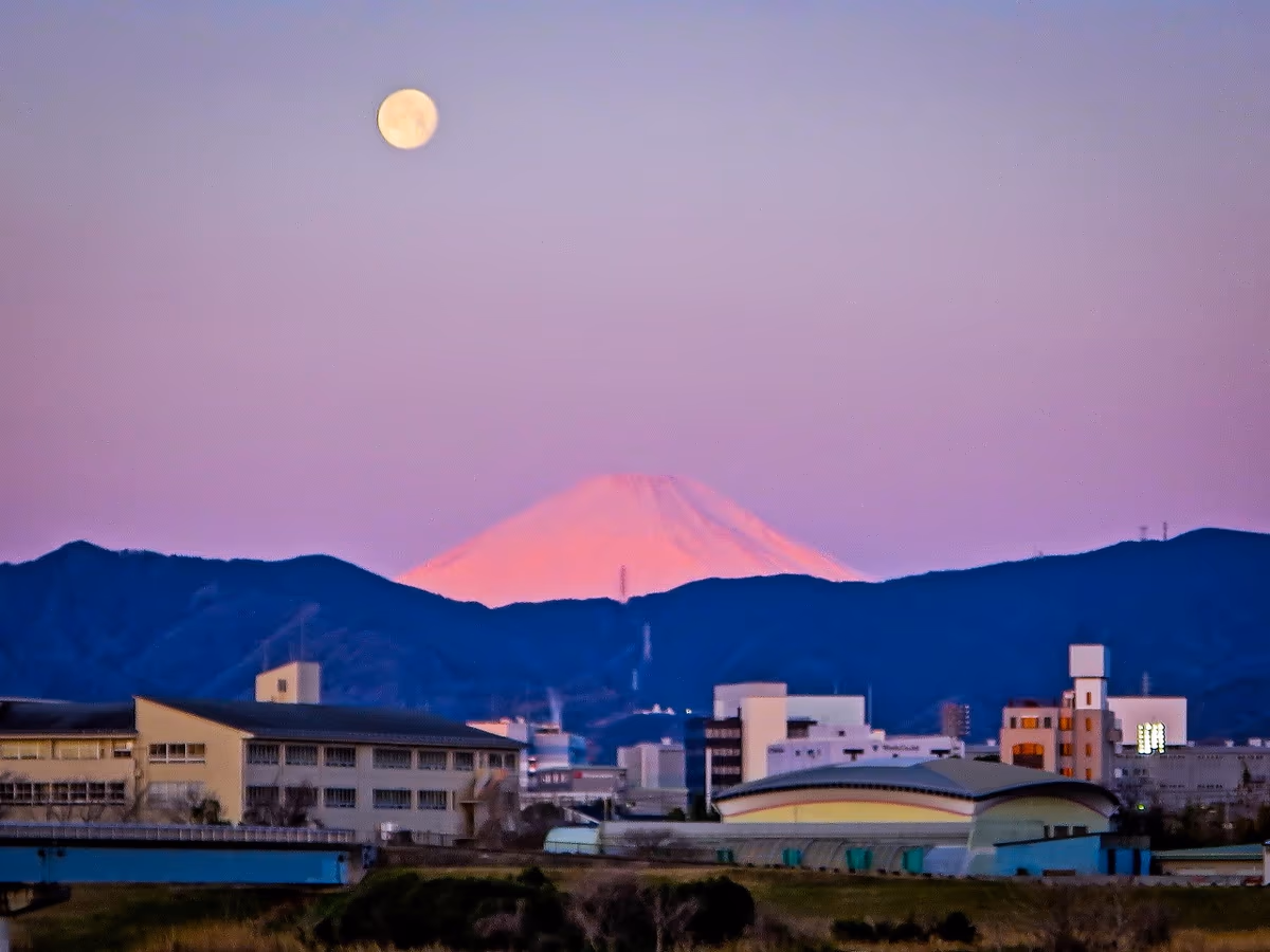 投稿写真：紅富士と月