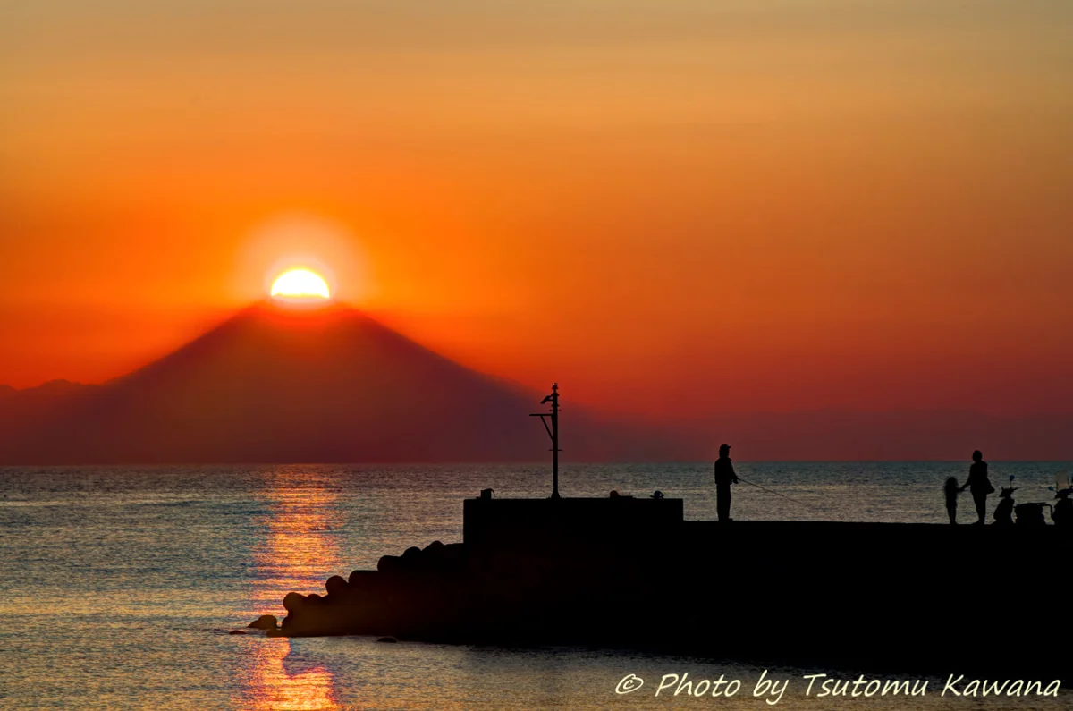 投稿写真：「房総半島の鄙びた漁港に輝ける、ダイヤモンド富士」