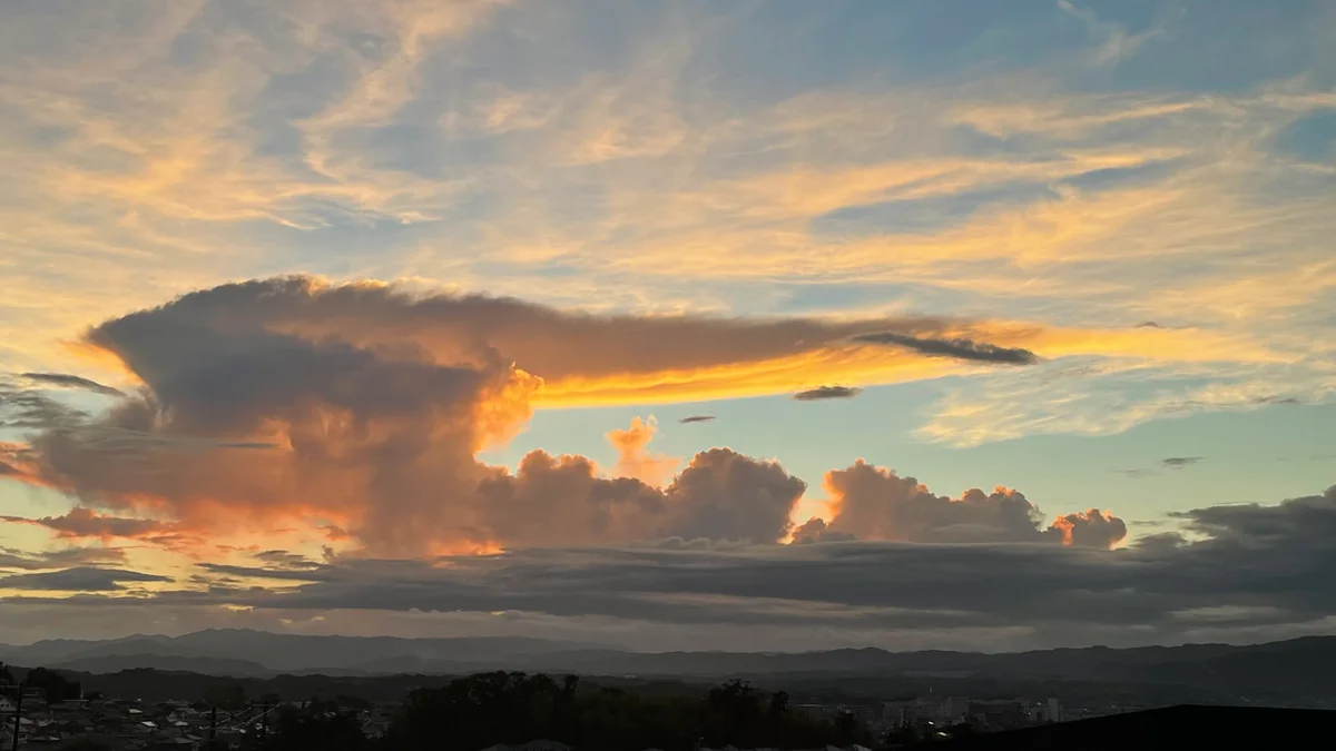 投稿写真：朝陽で染まるかなとこ雲。