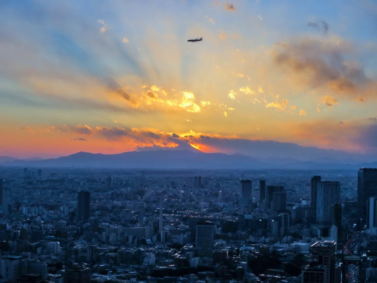 投稿写真：天使の梯子と羽田着陸機