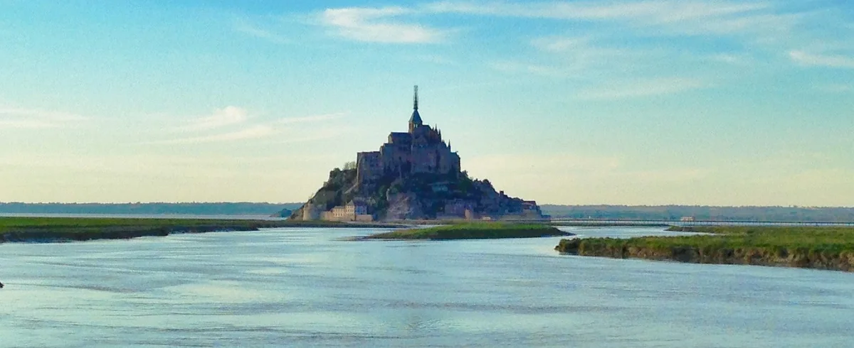 投稿写真：満潮時の水門から見つめるモン・サンミッシェル