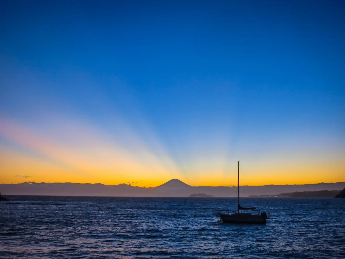 投稿写真：夕富士と薄明光線とヨット