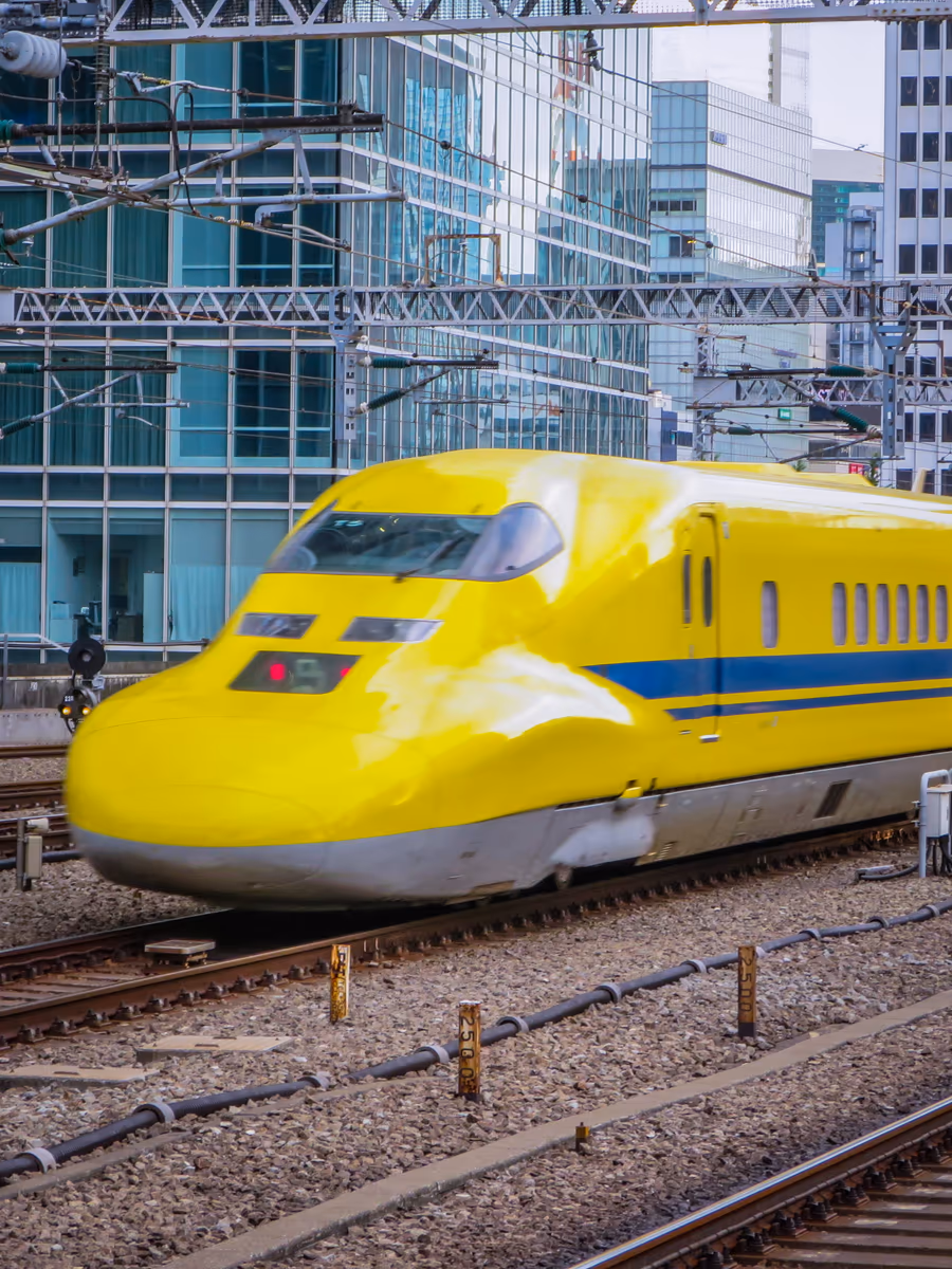 投稿写真：東京駅を発車する回送ドクターイエロー