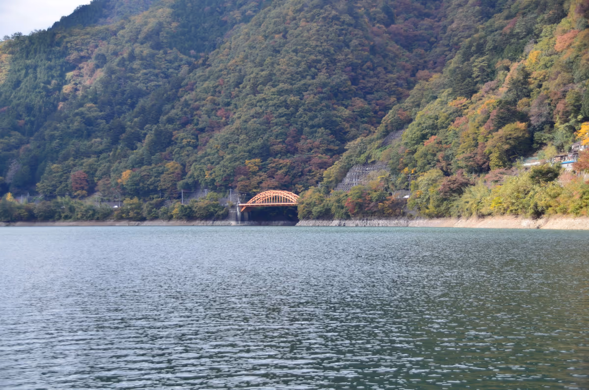 投稿写真：奥多摩湖の湖上にて