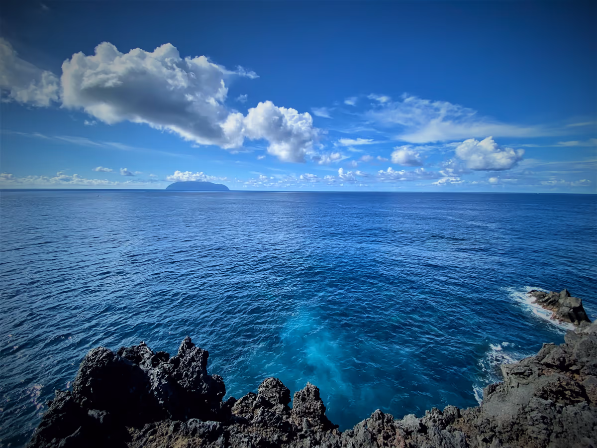 投稿写真：イルカの棲む御蔵島を臨む