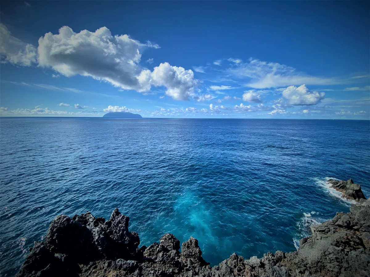 投稿写真：イルカの棲む御蔵島を臨む