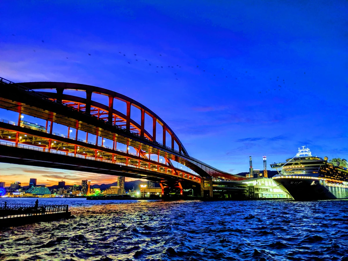 投稿写真：神戸大橋とダイヤモンド・プリンセス号