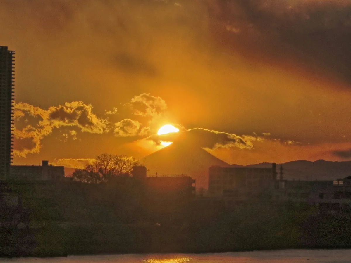 投稿写真：雲に阻まれたダイヤモンド富士