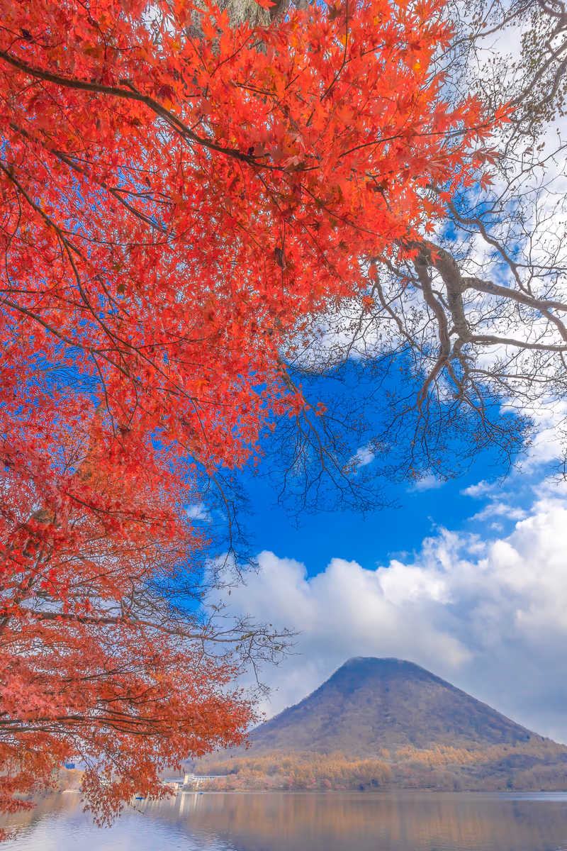 投稿写真：秋の榛名湖と榛名山
