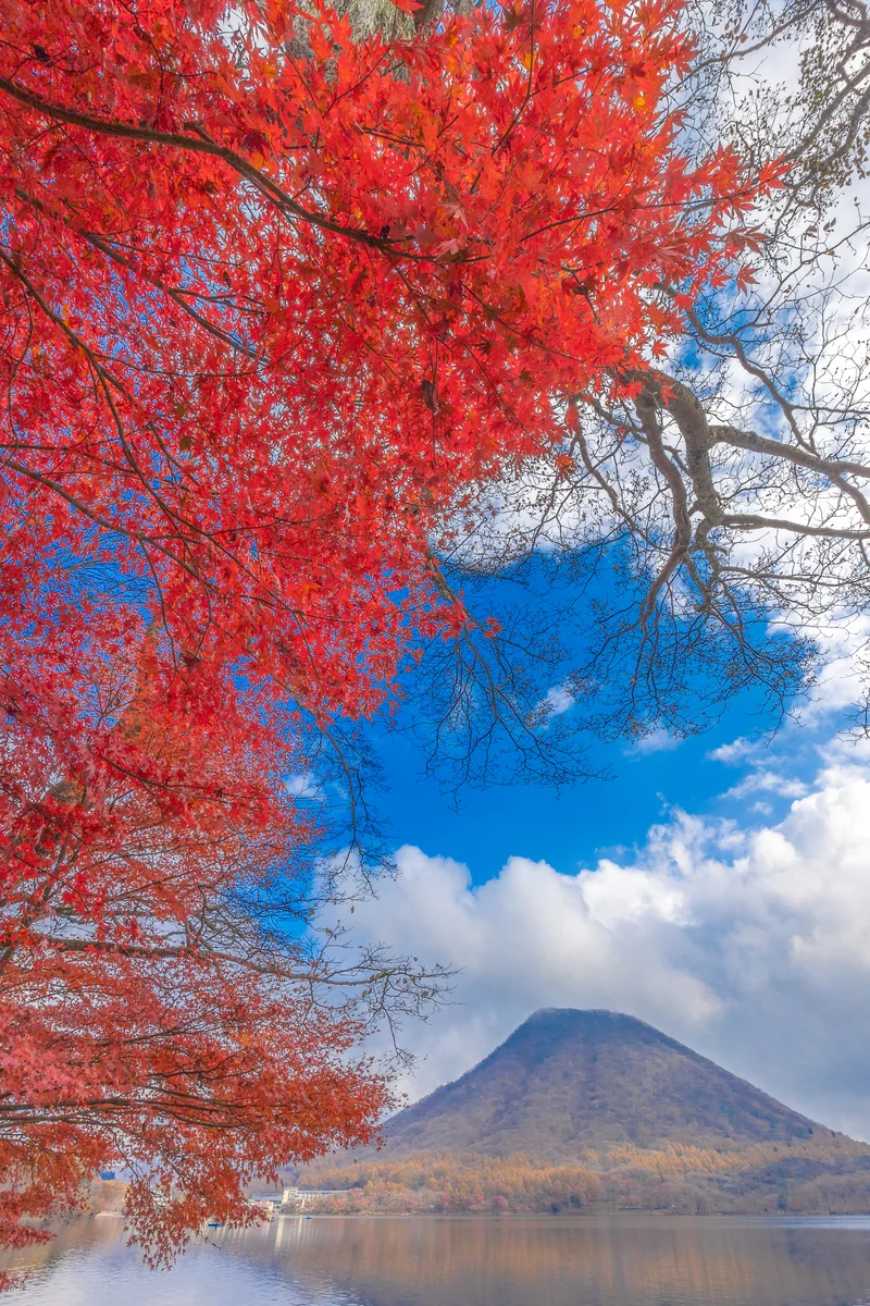 投稿写真：秋の榛名湖と榛名山