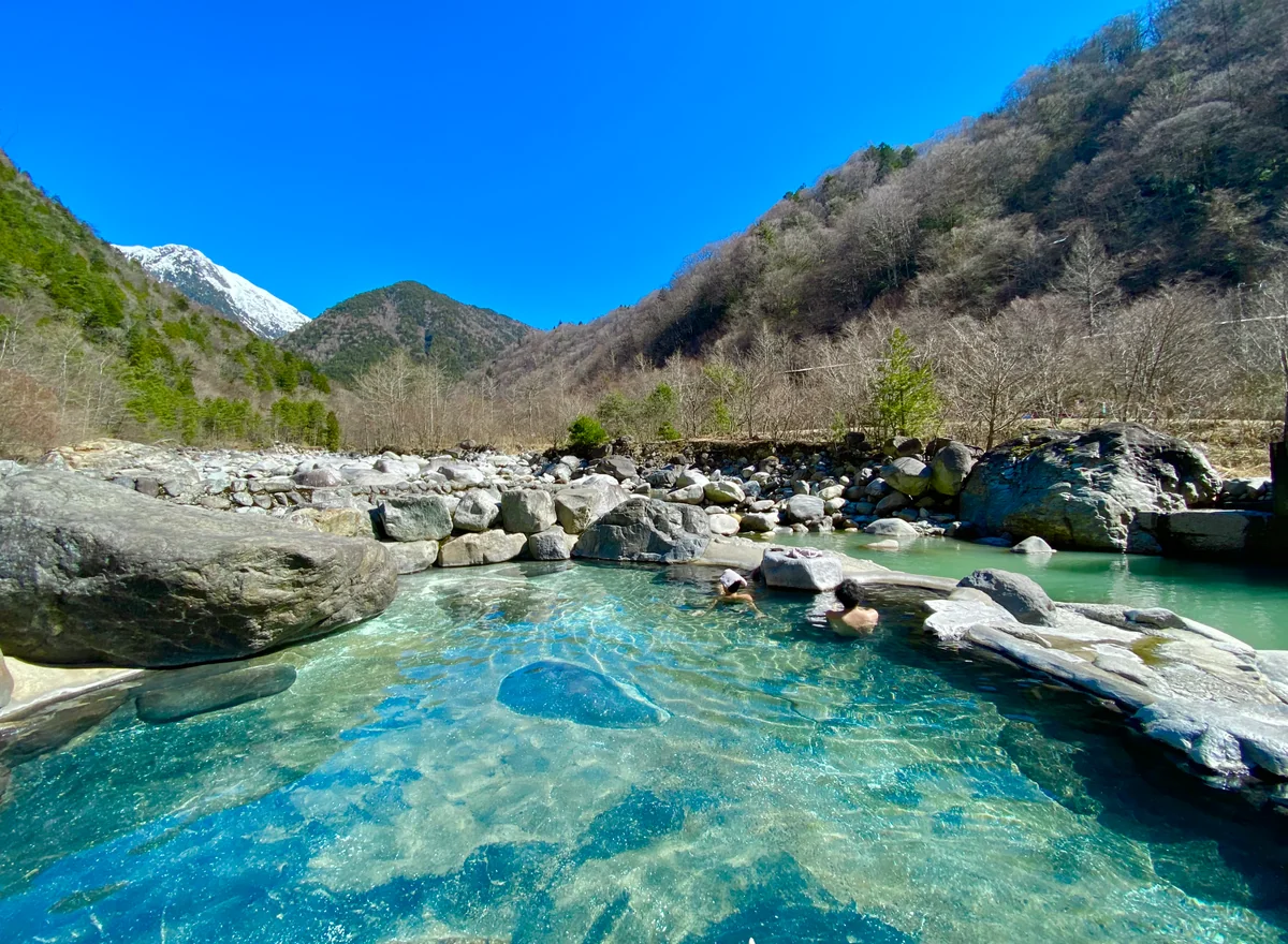 投稿写真：北アルプス抜戸岳や焼岳を臨む、渓流の中にある絶景露天風呂