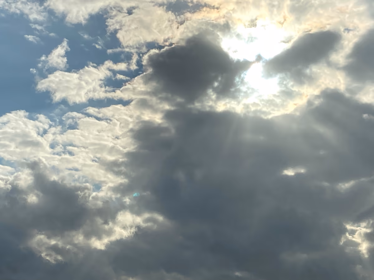 投稿写真：雨雲からの陽射し