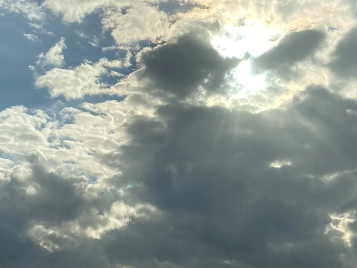 投稿写真：雨雲からの陽射し